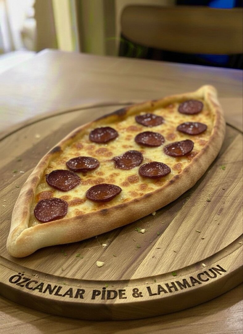 Sucuklu Kaşarlı Pide